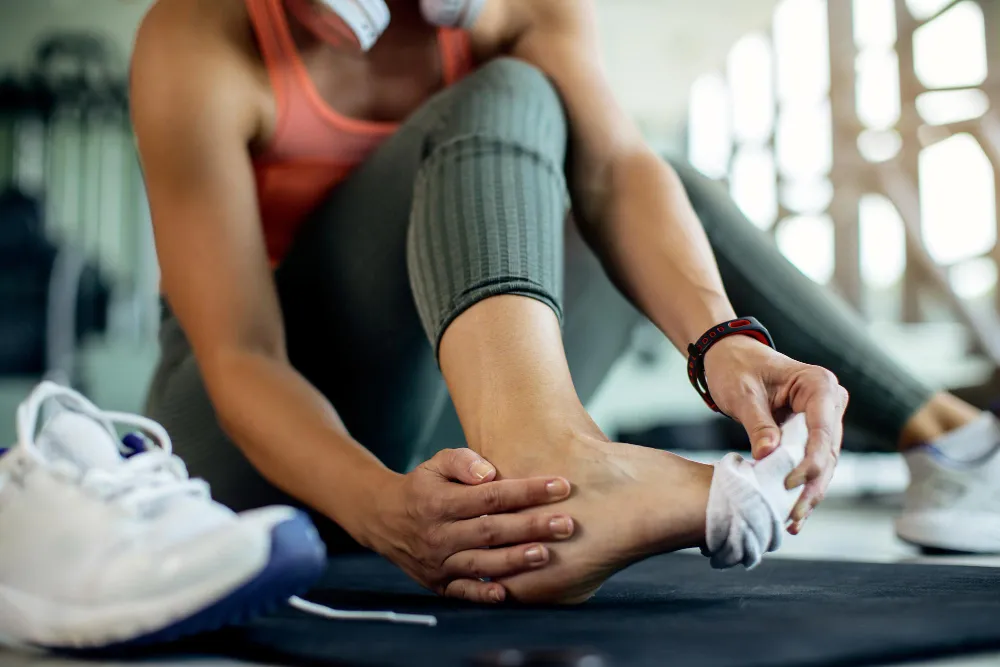 8 Cara Mengobati Kaki Keseleo agar Cepat Sembuh, Jangan Diurut!