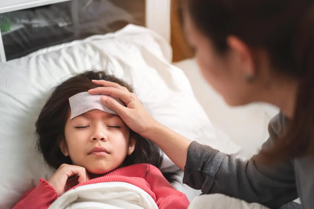 8 Cara Menurunkan Demam Anak tanpa Obat​, Pakai Minyak Kayu Putih!