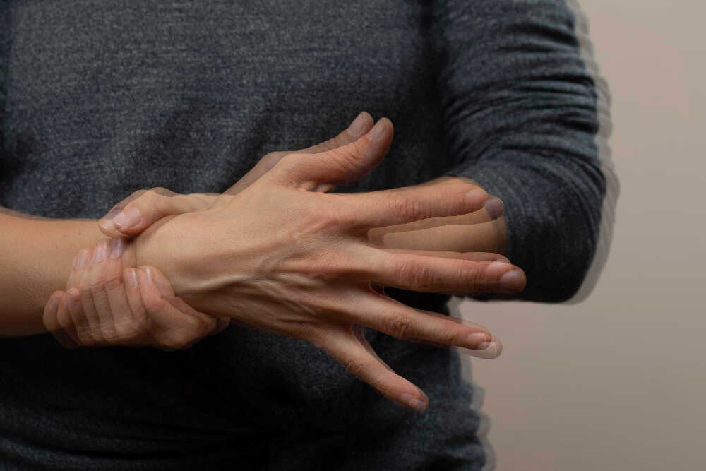 15 Penyebab Tangan Tremor & Cara Mengatasinya