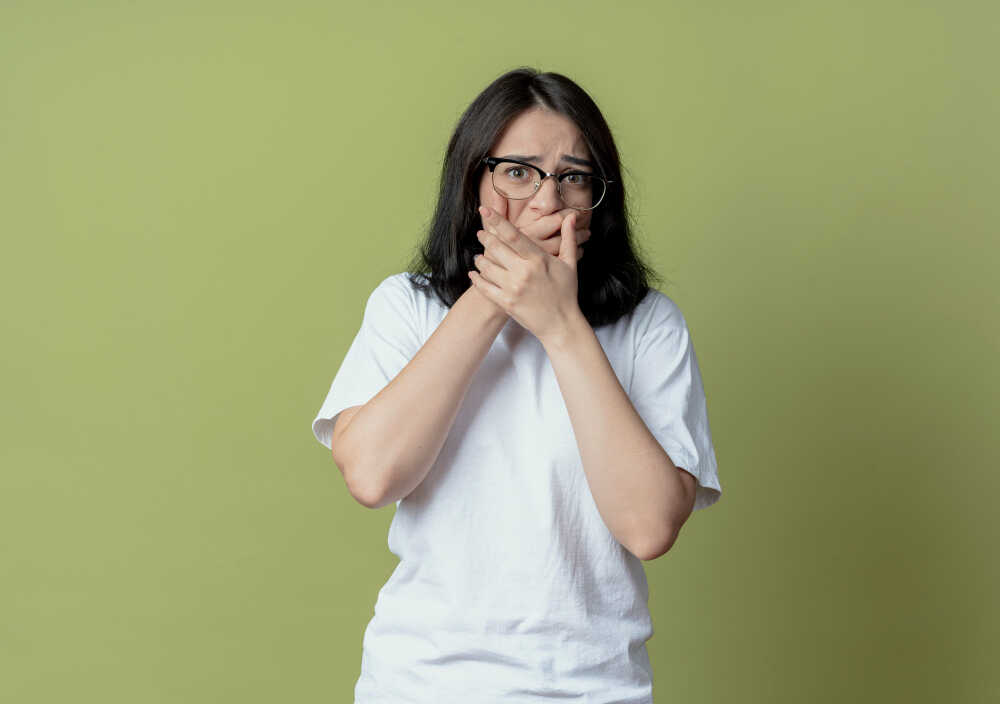 15 Cara Mengatasi Bau Mulut: Rajin Sikat Gigi & Berhenti Merokok!
